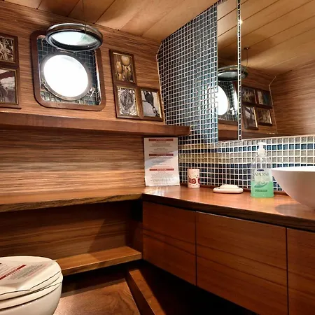 Blue Iii Yacht Botel *