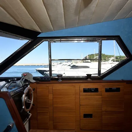 Botel Blue Iii Yacht Àrbatax