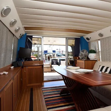 船上ホテル Blue Iii Yacht *